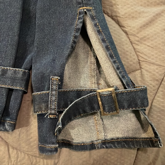 Cropped jeans with Peek a boo side slit with buckle - Picture 3 of 5